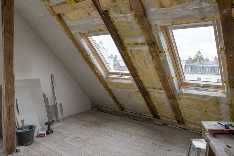 Dachgeschossausbau Berlin: Dachstuhl mit neuer Zwischensparrendämmung und eingebauten Dachfenstern