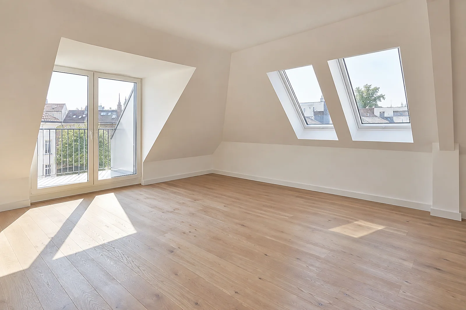Fertig ausgebautes Dachgeschoss in Berlin mit Gaube, Dachfenstern und hellem Dielenboden