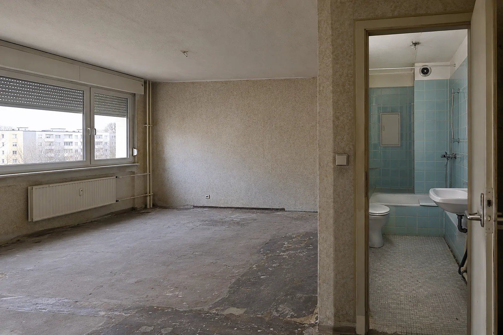 Plattenbauwohnung in Marzahn mit Sanitärzelle vor der Sanierung