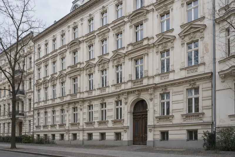 Altbausanierung Berlin: Gründerzeitfassade mit Stuckgesimsen und Kastenfenstern im Berliner Altbaubestand