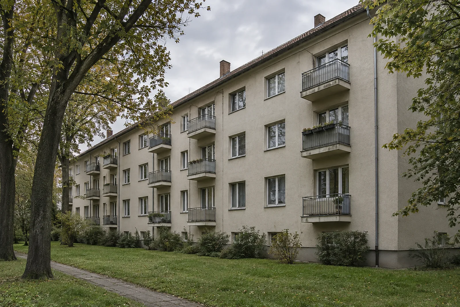 Wohnzeile aus den Nachkriegsjahren in Steglitz vor der Sanierung
